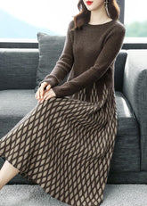 Schokoladenbraunes kariertes Strickpulloverkleid mit extra großem Saum und langen Ärmeln